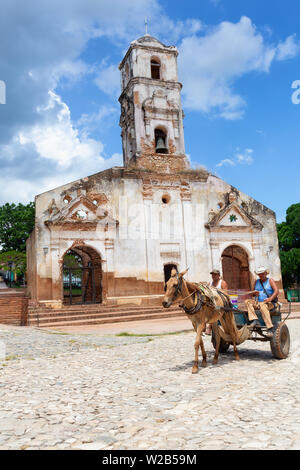 Trinidad, Cuba - 11 juin 2019 : transport de chevaux équitation à proximité de l'Église dans une petite ville touristique animée de Cuba au cours d'une journée ensoleillée. Banque D'Images