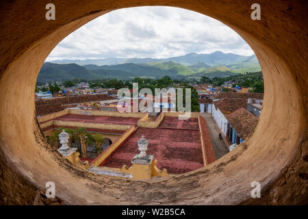 Trinidad, Cuba - 11 juin 2019 : Vue de la fenêtre d'une église dans une petite ville de Cuba pendant une journée ensoleillée. Banque D'Images