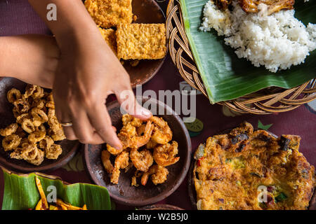 Délicieux à la nourriture indonésienne servi sur la table avec une variété de sauces de piment, riz, crevettes, poulet et omelette. poser à plat et de voyage food concept Banque D'Images