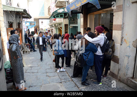 Un groupe de Tunisiens sur la Rue de la Kasbah, une ruelle piétonne dans la médina ou la vieille ville de Tunis, Tunisie. Banque D'Images