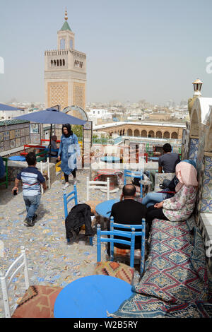 Sur le toit d'une vue sur la vieille ville de Tunis medina et donnant sur la mosquée et son minaret Zeitoun, vu de la terrasse d'un café, la Tunisie. Banque D'Images