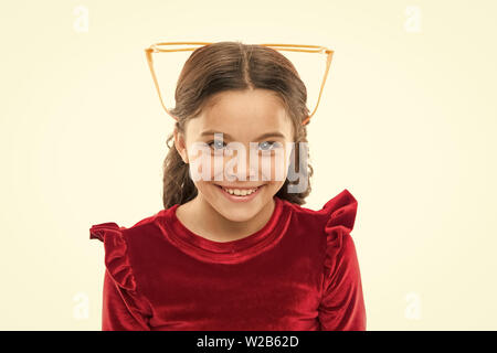 Exercice effectif yeux zoom. Enfant heureux avec une bonne vue. Correction au laser. Des exercices d'oeil pour améliorer la vue. Kid fille porter grand lunettes. La vue et la santé. L'optique et de traitement de la vue. Banque D'Images