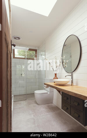 Salle de bain avec blanc de carreaux, de bois blanc et doublure bord rugueux dalle bois banc haut Banque D'Images