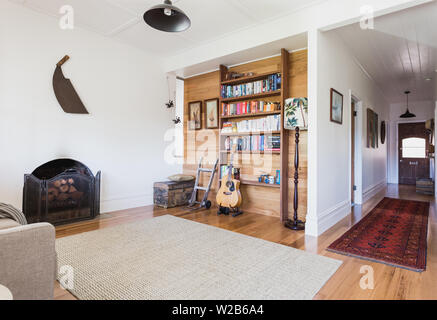 Chambre-salon en chalet avec des planchers en bois et plafond panneau attaché, avec vue vers le bas couloir à l'entrée Banque D'Images