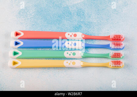 Brosse à dents en quatre morceaux, couleur bleu sur fond de bois. Banque D'Images