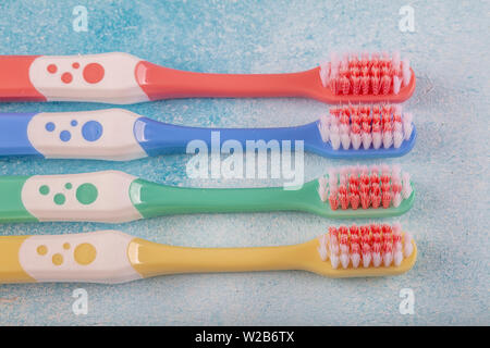 Brosse à dents en quatre morceaux, couleur bleu sur fond de bois. Banque D'Images