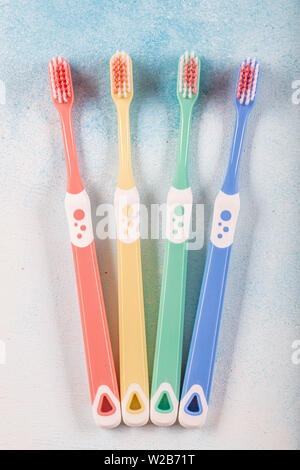 Brosse à dents en quatre morceaux, couleur bleu sur fond de bois. Banque D'Images