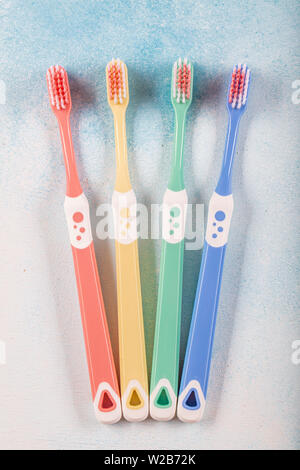 Brosse à dents en quatre morceaux, couleur bleu sur fond de bois. Banque D'Images