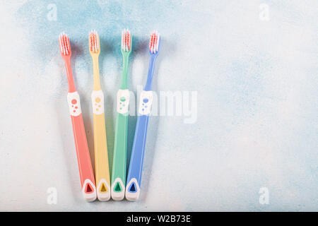 Brosse à dents en quatre morceaux, couleur bleu sur fond de bois. Banque D'Images