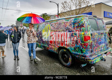 Style Hippie peint sauvagement van, la Journée sans voiture, Commercial Drive, Vancouver, British Columbia, Canada Banque D'Images