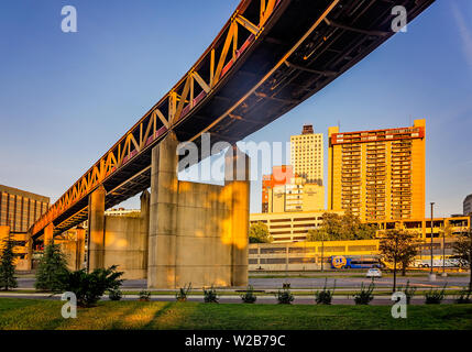 Le chemin de fer de suspension Memphis, également connu sous le nom de Mud Island, Monorail traverse la promenade Riverside, du 13 septembre 2015, à Memphis, Tennessee. Banque D'Images