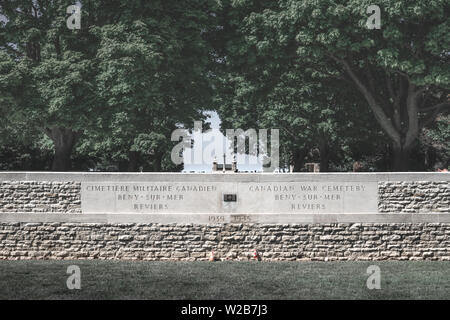 Entrée du Cimetière de guerre canadien de Beny-sur-Mer, en Normandie, France Banque D'Images