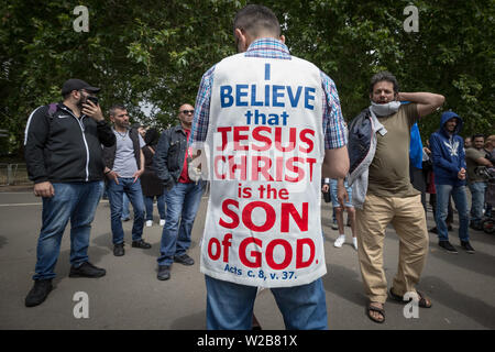 La prédication, de débats et de sermons au coin des orateurs, la parole en public nord-est de Hyde Park. London, UK Banque D'Images