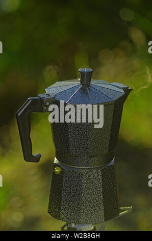 Un espresso coffee pot sur un seul camp brûleur cuisinière Banque D'Images