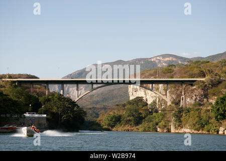 Des bateaux naviguant sur la route de Cañon del Sumidero.le Chiapas au Mexique,. Banque D'Images