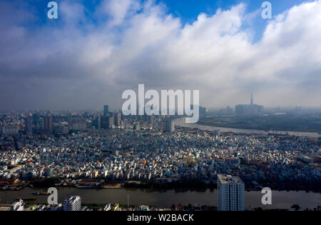 Panorama au petit matin d'Ho Chi Minh Ville au Vietnam. Il y a souvent des nuages bas et brouillard dans la matinée à cette époque de l'année. Photo de district 7 Banque D'Images