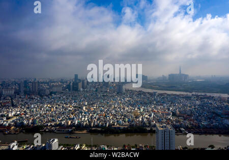 Panorama au petit matin d'Ho Chi Minh Ville au Vietnam. Il y a souvent des nuages bas et brouillard dans la matinée à cette époque de l'année. Photo de district 7 Banque D'Images