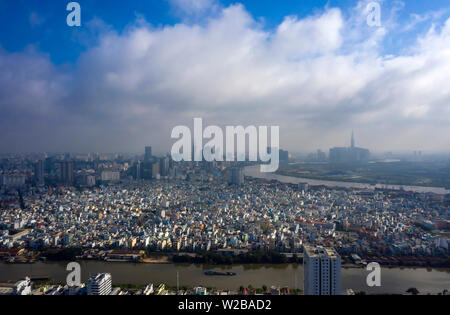 Panorama au petit matin d'Ho Chi Minh Ville au Vietnam. Il y a souvent des nuages bas et brouillard dans la matinée à cette époque de l'année. Photo de district 7 Banque D'Images