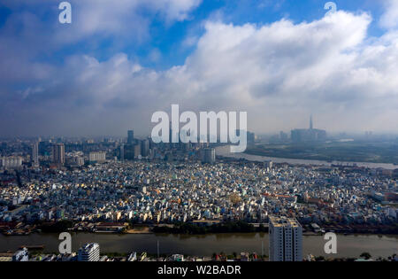 Panorama au petit matin d'Ho Chi Minh Ville au Vietnam. Il y a souvent des nuages bas et brouillard dans la matinée à cette époque de l'année. Photo de district 7 Banque D'Images