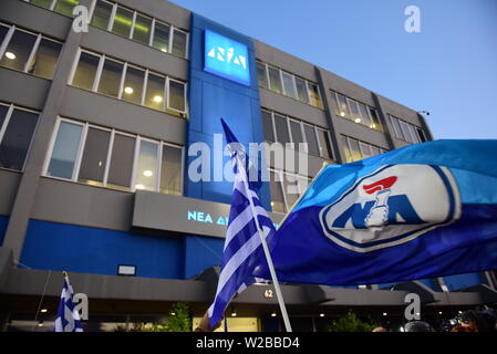 Mosxato, Grèce. 07Th Juillet, 2019. Drapeau grec (à gauche) et l'indicateur de Nouvelle démocratie (droite) à l'extérieur du siège social de Nouvelle Démocratie. Credit : Dimitrios Karvountzis/Pacific Press/Alamy Live News Banque D'Images