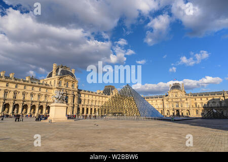 PARIS, FRANCE - 4 avril, 2019 : Paris France city skyline at Louvre Pyramid Banque D'Images