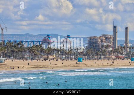 Huntington Beach littoral montrant l'usine AES et l'eau de l'usine de dessalement Banque D'Images