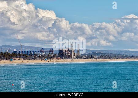 Huntington Beach littoral montrant l'usine AES et l'eau de l'usine de dessalement Banque D'Images