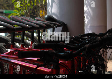 De nombreux nouveaux couleur rouge marque géant bicyclettes vendues à l'extérieur de la boutique à New Delhi Inde Banque D'Images