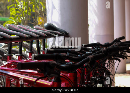 De nombreux nouveaux couleur rouge marque géant bicyclettes vendues à l'extérieur de la boutique à New Delhi Inde Banque D'Images