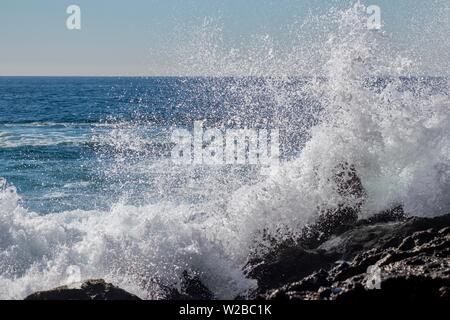 Vagues se brisant sur une plage rocheuse Banque D'Images