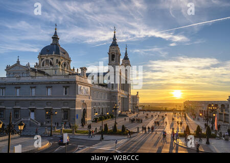 Espagne Madrid, ville coucher du soleil à la cathédrale de la Almudena Banque D'Images