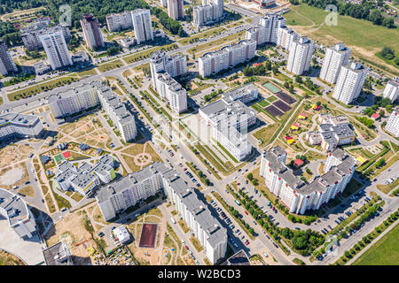 Les immeubles à appartements dans un nouveau complexe résidentiel à Minsk, Bélarus. Vue aérienne Banque D'Images