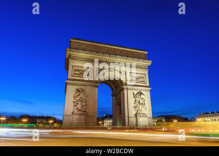 Paris France ville nuit à l'Arc de Triomphe et des Champs Elysées Banque D'Images