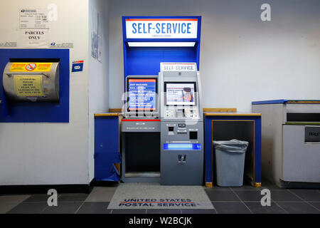 Une borne libre-service universel, ou centre postal automatisé Banque D'Images