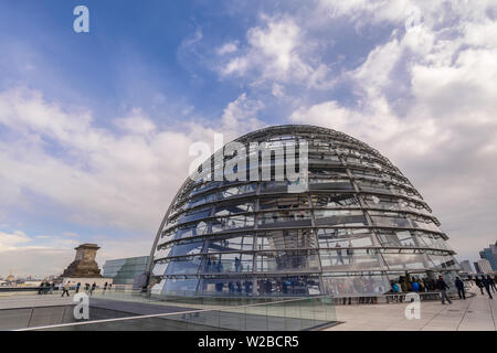 BERLIN, ALLEMAGNE - 10 MAI 2017 : Berlin Allemagne, coupole du Reichstag de Bundestag et sur les toits de la ville Banque D'Images