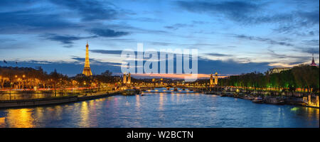 Paris France panorama ville skyline nuit à Seine avec pont pont Alexandre III et la Tour Eiffel Banque D'Images