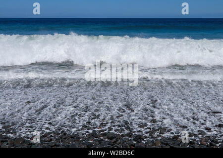 Côte de l'océan de pierre lavée par la mer surf. Vagues se brisant sur les rochers sur la rive. Vagues se transformer en écume de mer qui s'écoule vers la mer. Banque D'Images