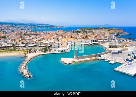 Rethymno city à l'île de Crète en Grèce. Vue aérienne du vieux port vénitien. Banque D'Images