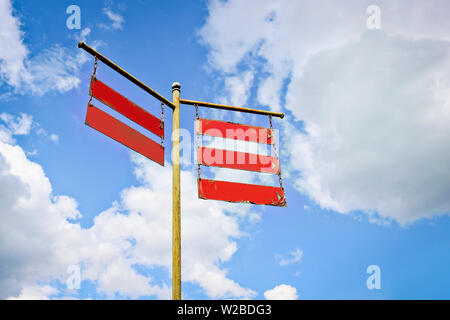 Vintage street sign sur ofne ciel bleu avec des nuages. Orientation Orientation concept. Copier l'espace. Banque D'Images