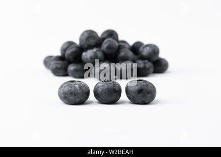 Les bleuets en face et beaucoup de bleuets du flou en arrière-plan - noir - bleuets frais Close-up Banque D'Images