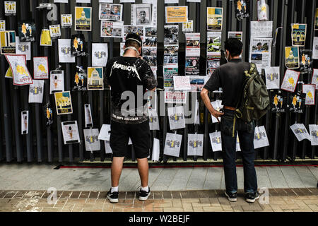 Les manifestants Lire des affiches avec des messages contre l'extradition vers la Chine sur les fantaisies de Conseil législatif de Hong Kong au cours des manifestations du 1er juillet. Banque D'Images