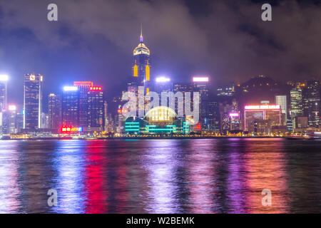 Le port Victoria de Hong Kong City lors d'une nuit brumeuse Banque D'Images