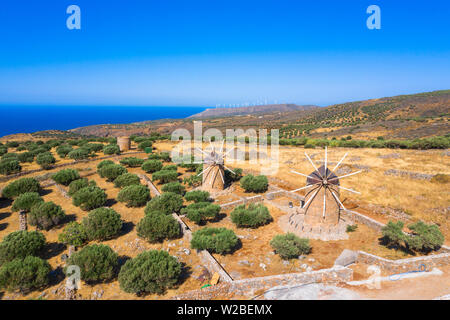 Paysage typique de Mirambello avec de vieux moulins à vent, d'treesand golden amidon, Crète, Grèce Banque D'Images