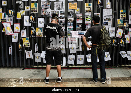 Hong Kong, Hong Kong SAR, Chine. 1er juillet 2019. Les manifestants Lire des affiches avec des messages contre l'extradition vers la Chine sur les fantaisies de Conseil législatif de Hong Kong au cours des manifestations du 1er juillet. Crédit : Ivan Abreu SOPA/Images/ZUMA/Alamy Fil Live News Banque D'Images