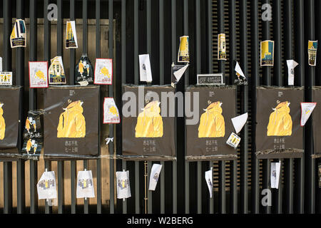 Hong Kong, Hong Kong SAR, Chine. 1er juillet 2019. Des affiches avec des messages contre l'extradition vers la Chine sur les fantaisies de Conseil législatif de Hong Kong au cours des manifestations du 1er juillet. Crédit : Ivan Abreu SOPA/Images/ZUMA/Alamy Fil Live News Banque D'Images