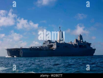 190625-N-HG389-0039 ROTA, ESPAGNE (25 juin 2019) Un véhicule d'assaut amphibie (AAV) quitte le pont du coffre de la classe San Antonio-dock de transport amphibie USS Arlington (LPD 24) pour effectuer un lavage à l'agriculture à la station navale de Rota, Espagne, le 25 juin 2019. Arlington est sur un déploiement prévu dans le cadre du groupe amphibie Kearsarge en soutien d'opérations de sécurité maritime, d'intervention en cas de crise et le théâtre de la coopération en matière de sécurité, en offrant également une présence navale de l'avant. (U.S. Photo par marine Spécialiste de la communication de masse 2e classe Brandon Parker/libérés) Banque D'Images