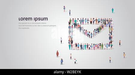 Grande foule de personnes se tenant ensemble en forme de l'icône de l'enveloppe de l'occupation des employés du réseau social groupe communication concept full length Illustration de Vecteur