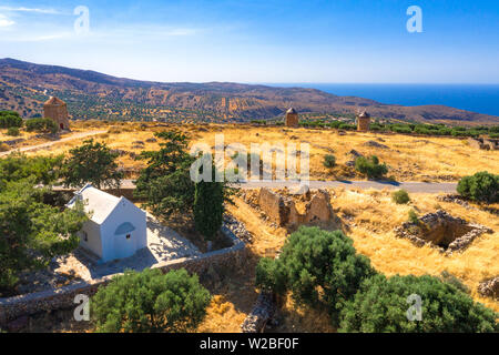 Paysage typique de Mirambello avec de vieux moulins à vent, d'treesand golden amidon, Crète, Grèce Banque D'Images