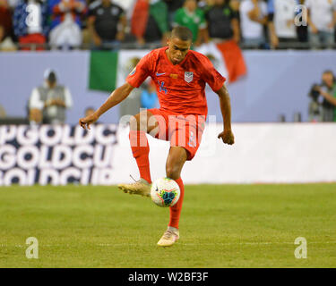 Chicago, Illinois, USA. 07Th Juillet, 2019. US defender, Reggie Cannon (14), apporte la balle sous contrôle au cours de la Gold Cup 2019, finale du championnat, entre les États-Unis et le Mexique, à Soldier Field, à Chicago, IL. Crédit : Kevin Langley/CSM/Alamy Live News Banque D'Images