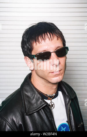 Johnathan Donahue de Mercury Rev a photographié les coulisses de l'Université de Newcastle le 7 octobre 2001. Angleterre, Royaume-Uni. Banque D'Images